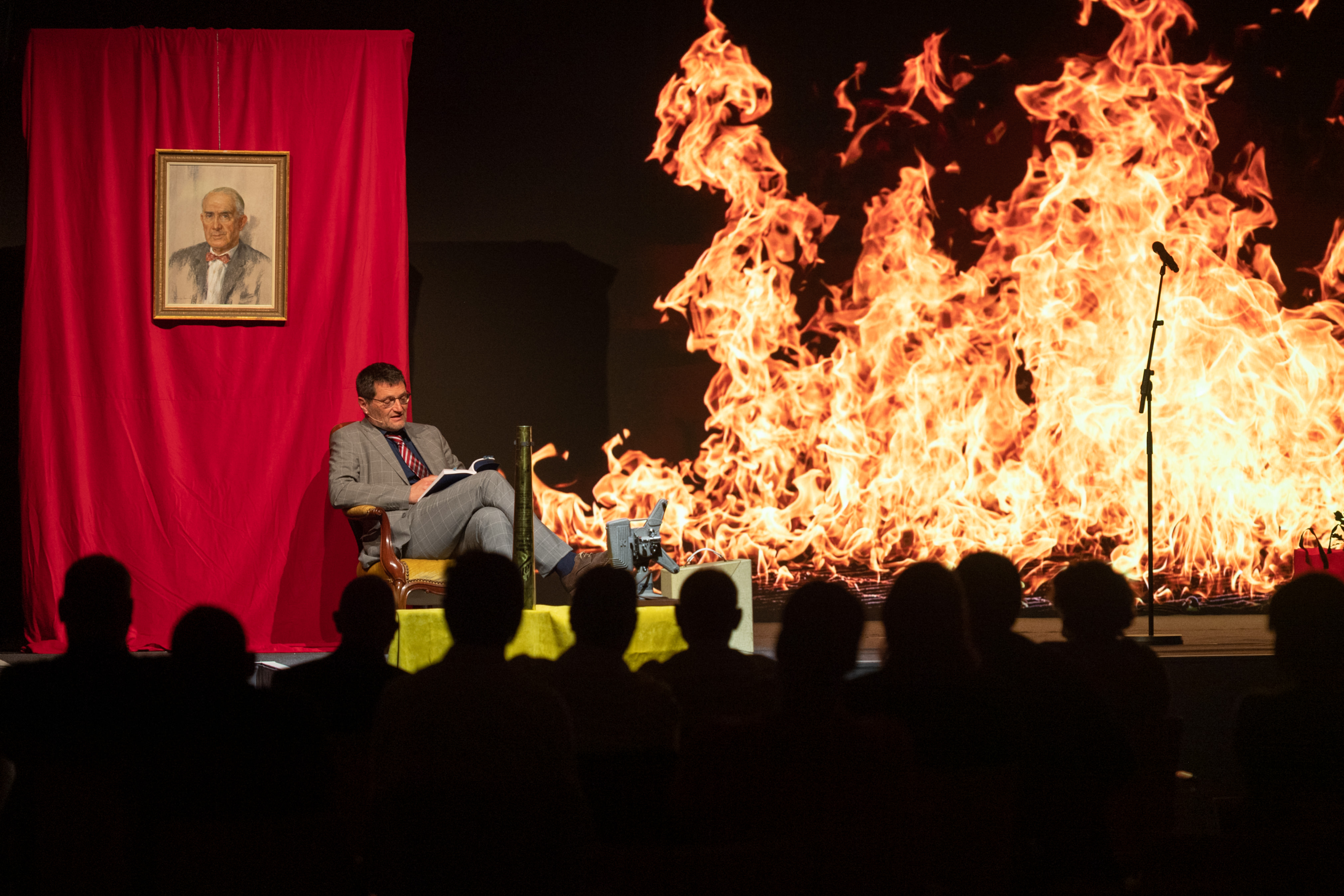 Szene aus dem Bühnenstück "Kofferkino"